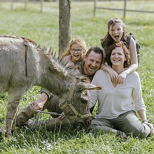 Ferienhof Hardthöhe- Urlaub auf dem Bauernhof, Christina Theis mit Familie