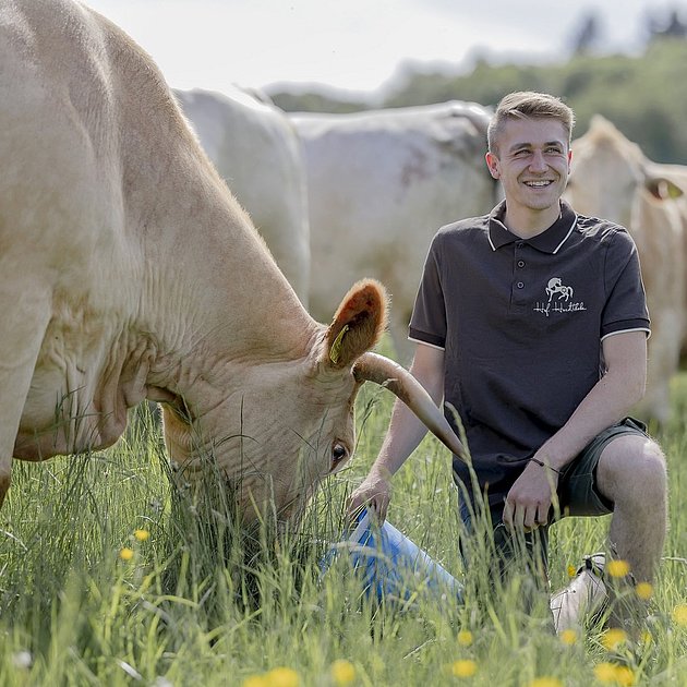 Ferienhof Hardthöhe- Urlaub auf dem Bauernhof, Bauer mit Kühen