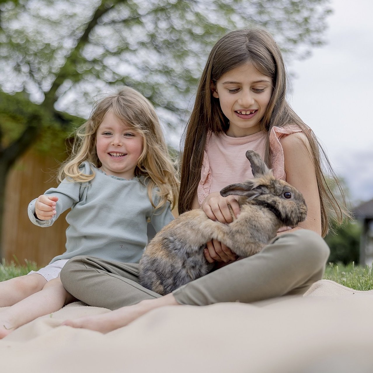 Hof Hardthöhe - Urlaub auf dem Bauernhof, Kinder mit Hasen